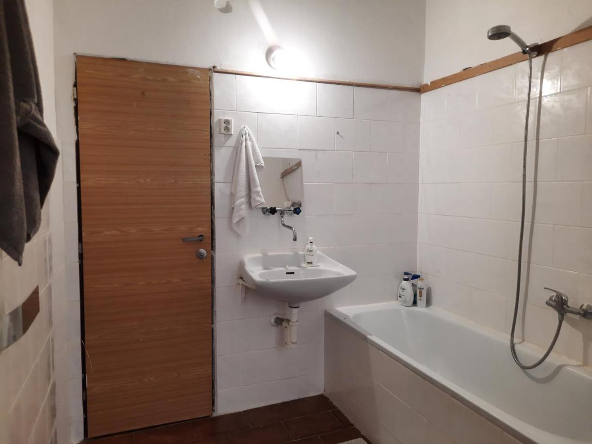 Downtown Prague Minimalistic Room In Flatshare Buitenkant foto