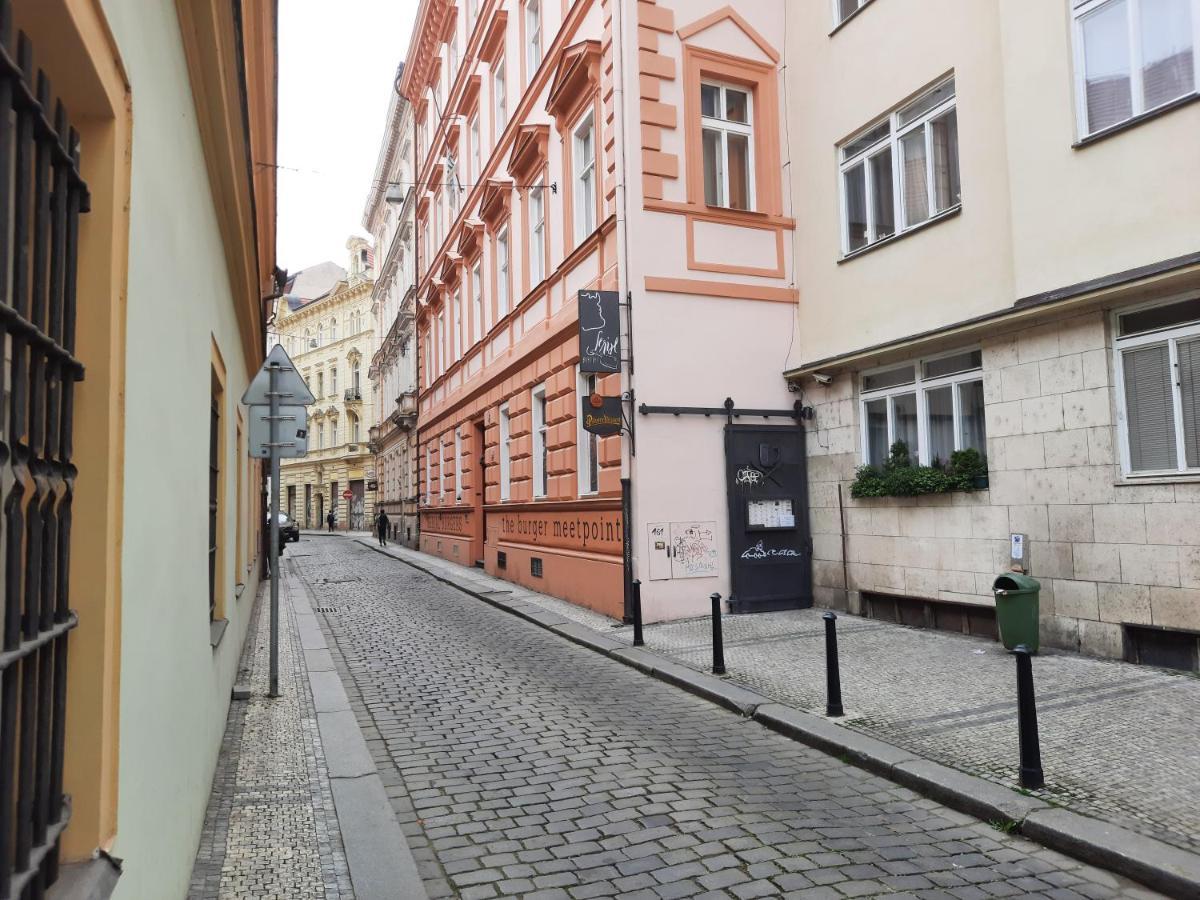 Downtown Prague Minimalistic Room In Flatshare Buitenkant foto