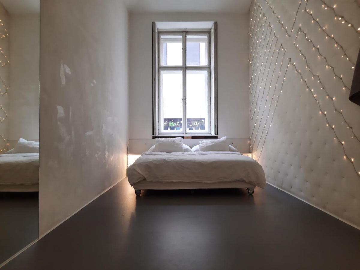 Downtown Prague Minimalistic Room In Flatshare Buitenkant foto