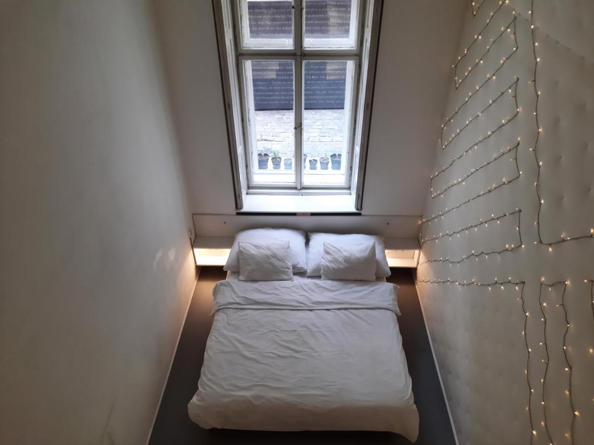 Downtown Prague Minimalistic Room In Flatshare Buitenkant foto