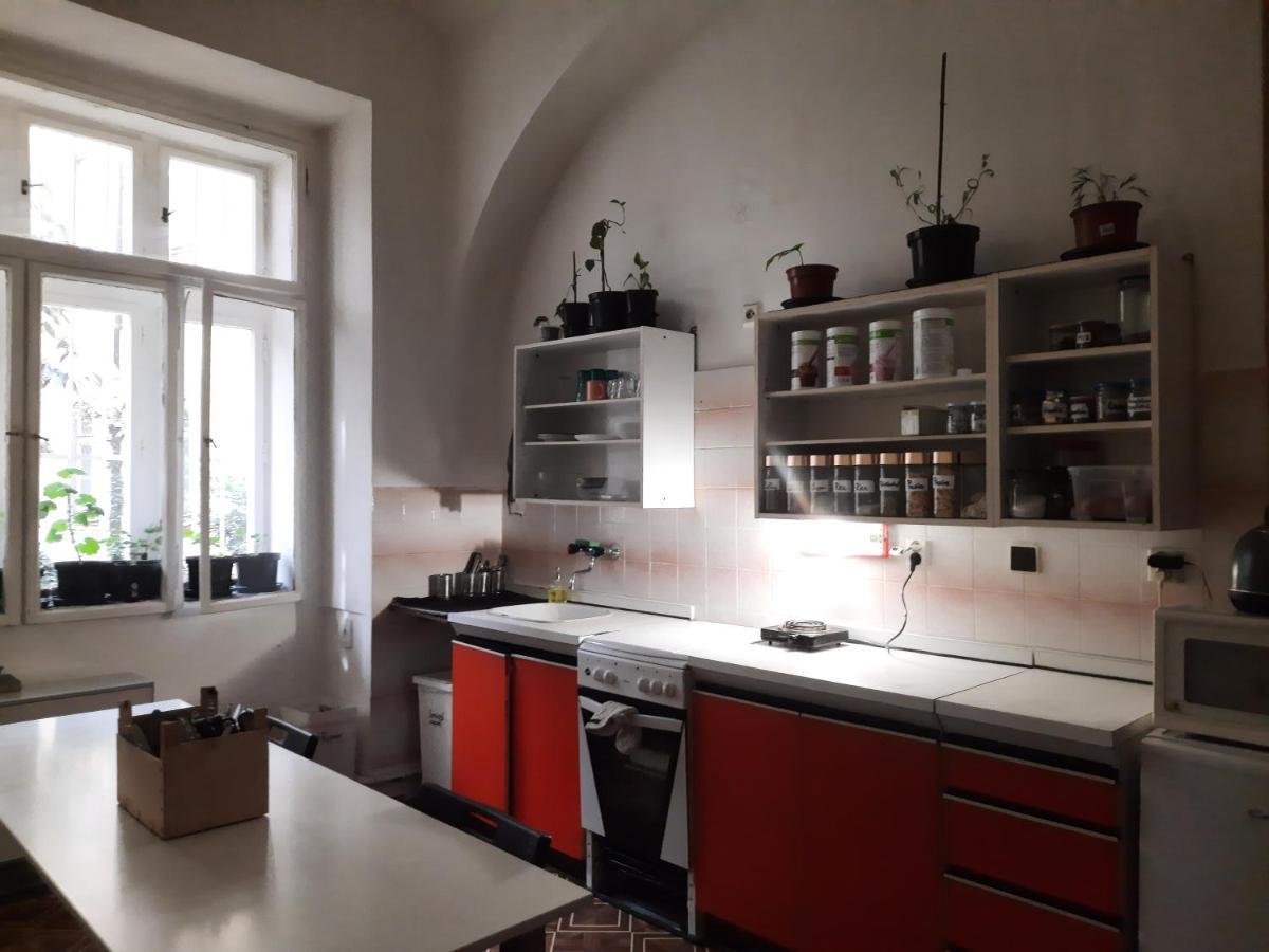 Downtown Prague Minimalistic Room In Flatshare Buitenkant foto