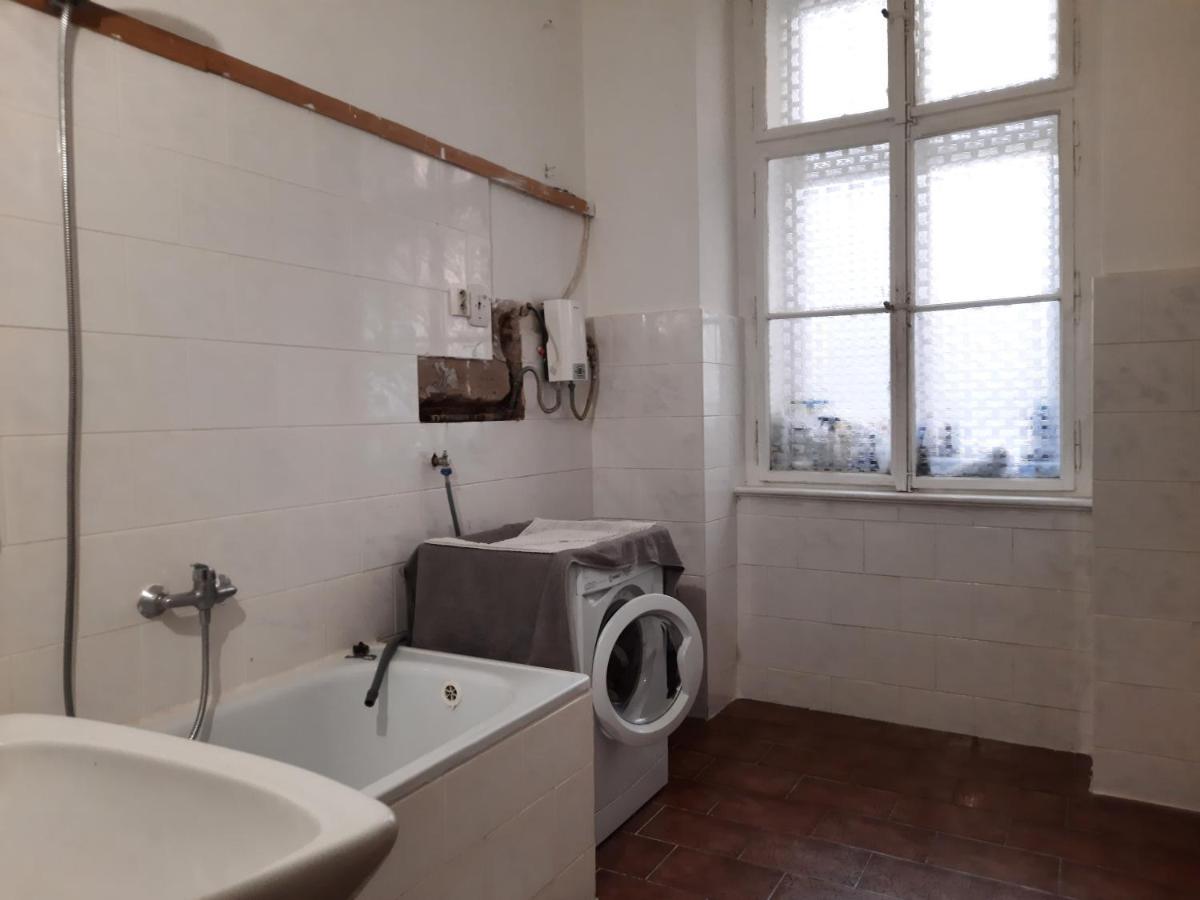 Downtown Prague Minimalistic Room In Flatshare Buitenkant foto