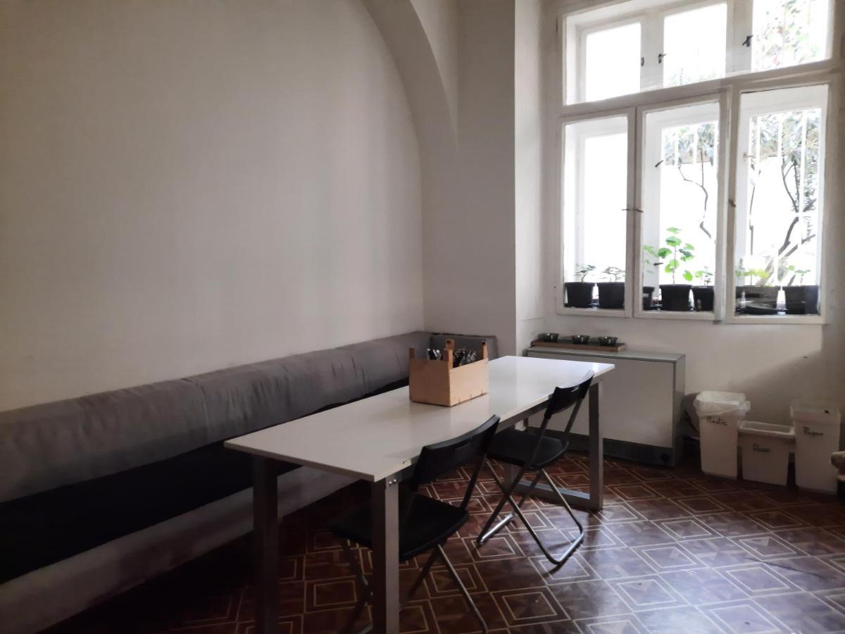 Downtown Prague Minimalistic Room In Flatshare Buitenkant foto