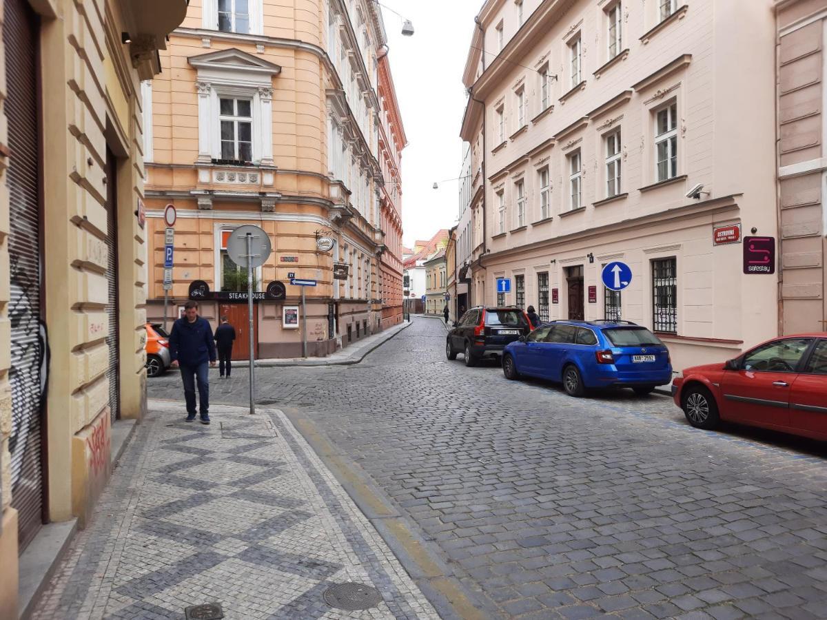 Downtown Prague Minimalistic Room In Flatshare Buitenkant foto