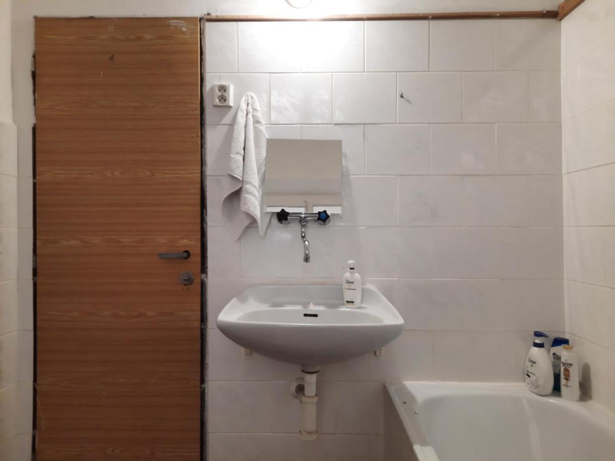 Downtown Prague Minimalistic Room In Flatshare Buitenkant foto