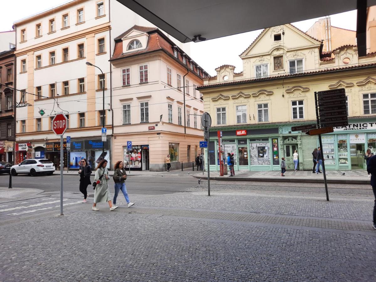 Downtown Prague Minimalistic Room In Flatshare Buitenkant foto